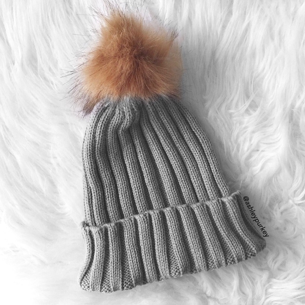 ❤️CLEARANCE❤️ Gray knit pom pom fur beanie - Picture 2 of 3